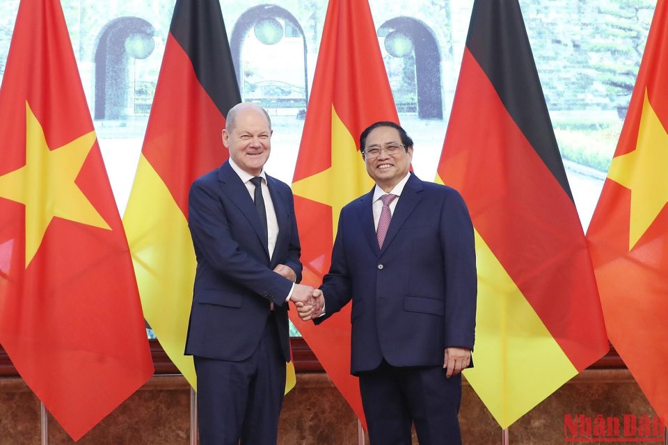 Thủ tướng Đức đã có một chuyến thăm quan trọng để mở rộng mối quan hệ hợp tác giữa Đức và Việt Nam. Hai quốc gia đang hợp tác để giải quyết các vấn đề để đảm bảo sự phát triển bền vững, góp phần vào một tương lai tươi sáng. Hãy xem những hình ảnh về sự cộng tác và sự phát triển đồng bộ giữa hai quốc gia hữu nghị.