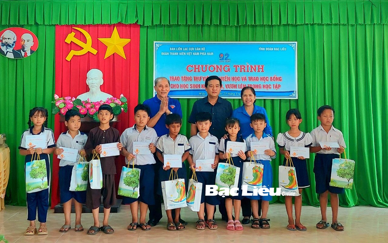 Ban liên lạc Cựu cán bộ Đoàn Thanh niên Việt Nam phía Nam: Trao ...