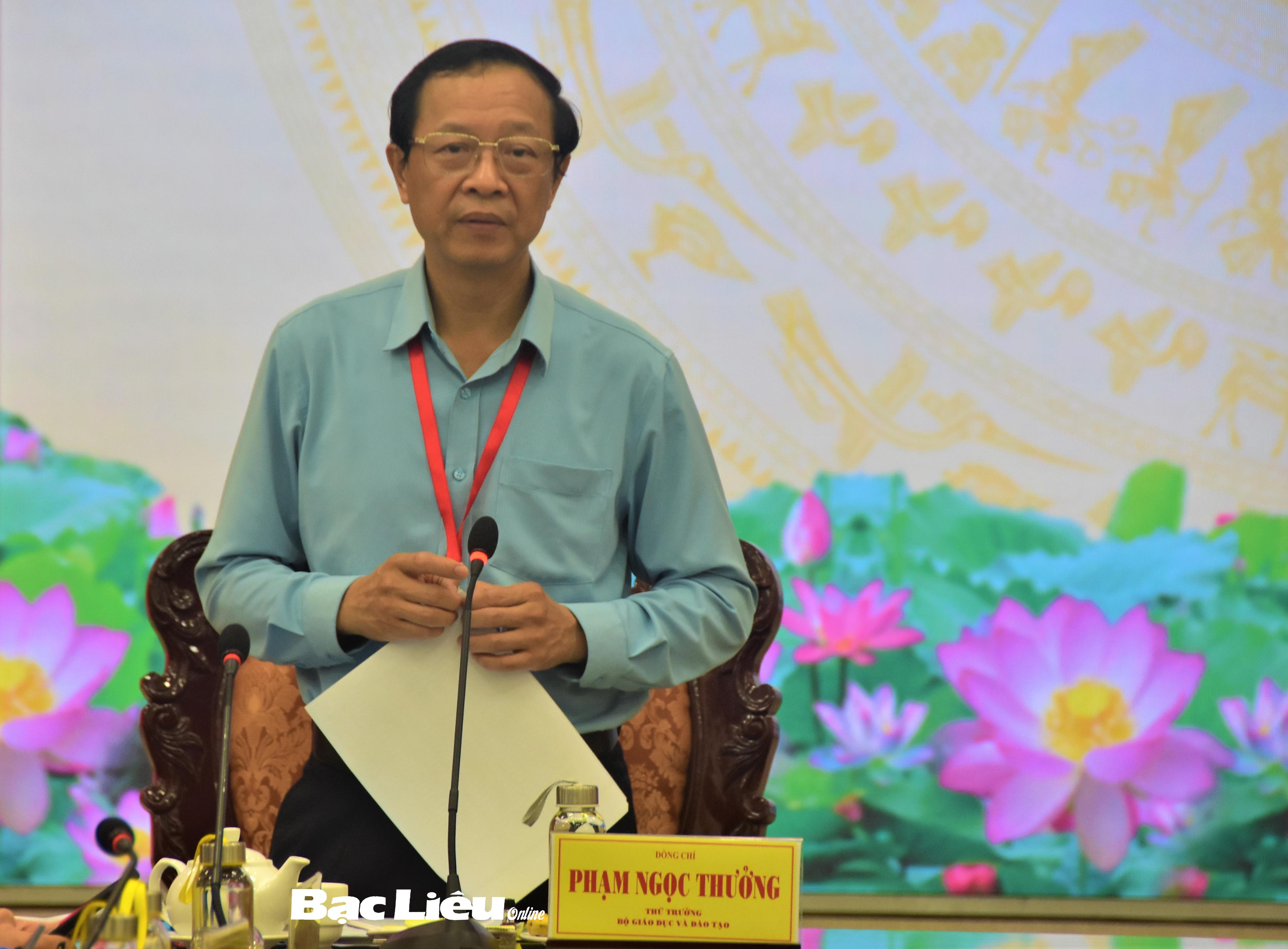 Thứ trưởng Bộ GD-ĐT Phạm Ngọc Thưởng kiểm tra công tác chuẩn bị thi tốt nghiệp THPT tại Bạc Liêu