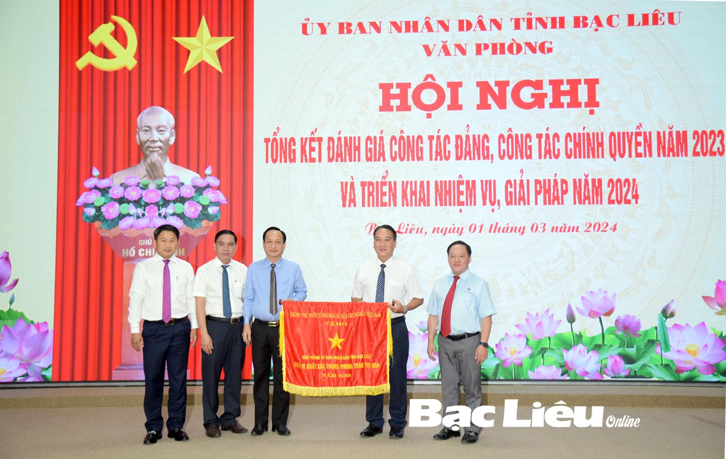 Văn phòng UBND tỉnh nhận cờ thi đua xuất sắc của Thủ tướng Chính phủ